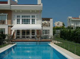 Villa in Istanbul with swimming pool and close to beach